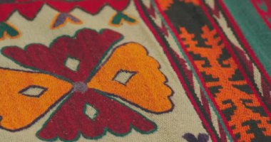 Özbekistan 'daki Semerkant halılarının süs ve desenlerine yakın çekim. Klasik teknolojiye göre üretildi.