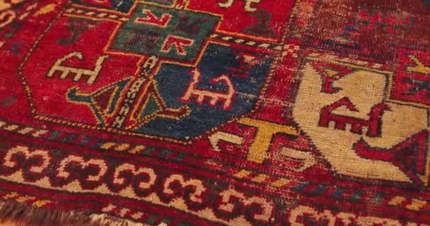 撒马尔罕大师们用古老技术制作的破旧手工地毯的宏观镜头 它被国家的图案和装饰品覆盖着 — 图库视频影像