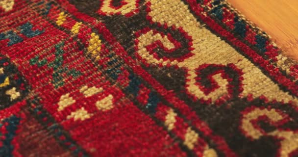 Makro Záběr Starého Ošuntělého Ručně Vyrobeného Koberce Vyrobeného Pány Samarkandy — Stock video