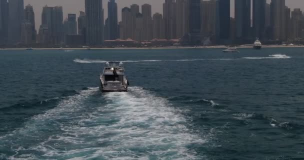 Drone Voa Por Barco Privado Navegando Mar Calmo Direção Cidade — Vídeo de Stock
