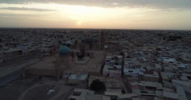 Şafakta eski şehrin ve ünlü anıt kompleksi iKalyan Poi Kalon Kompleksi ve Poi Kalon Minaret n Bukhara 'nın üzerinde bir dron uçar. Hava manzarası, Özbekistan.