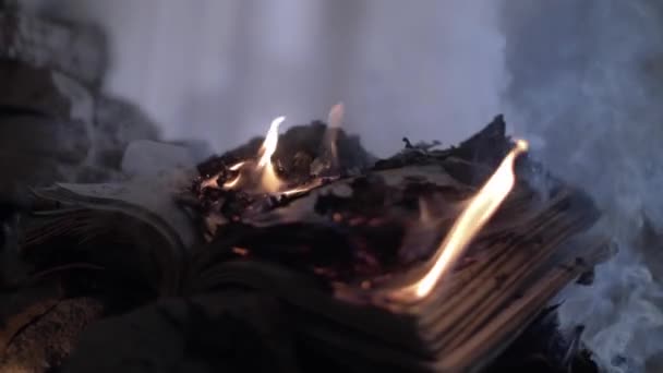 Otwarta Książka Gorejąca Ogniu Suchych Weteranów Nocy Starożytnym Budynku Orientalnym — Wideo stockowe
