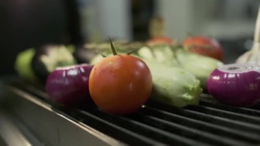 Domates, kabak, patlıcan, soğan ve diğer sebzeler ızgara. Yavaş Hareket, Kapat.