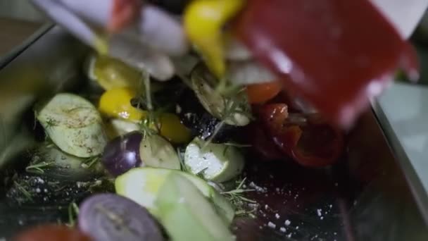 Chef Con Guantes Blancos Remueve Las Verduras Cortadas Trozos Recipiente — Vídeos de Stock