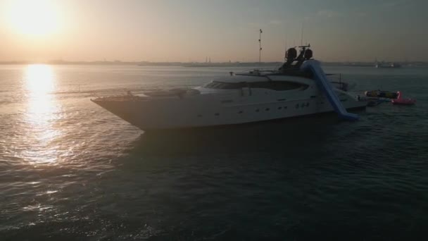Дубай Оае 2023 Безпілотник Летить Навколо Розкішної Приватної Яхти Стоїть — стокове відео