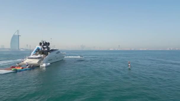 Dubaj Sae 2023 Dron Přeletí Nad Lidmi Vodních Skútrech Elektrickou — Stock video
