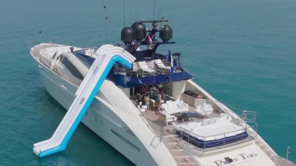 Дубай Оаэ 2023 Беспилотник Летает Вокруг Роскошной Частной Яхты Стоящей — стоковое видео