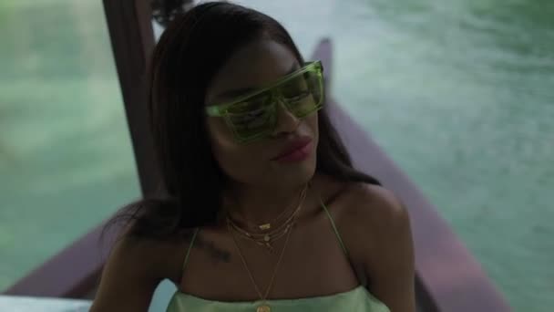 Relajada Mujer Interracial Vestido Sienta Proa Barco Que Pasa Través — Vídeos de Stock