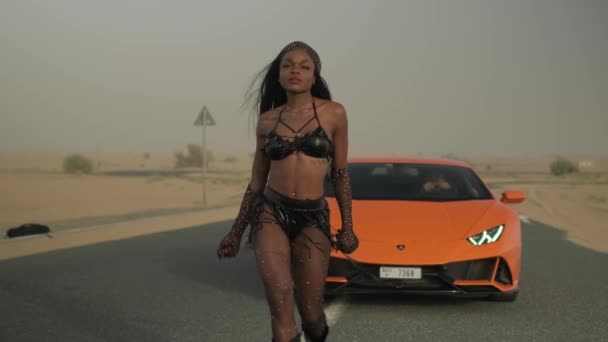 Tânăra Femeie Roz Într Costum Sexy Conduce Mașină Sport Scumpă — Videoclip de stoc