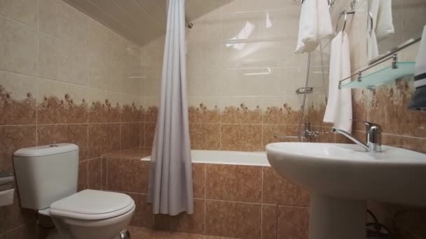 Łazienka Małego Prywatnego Hotelu Toaleta Umywalka Ręczniki Szlafrok — Wideo stockowe