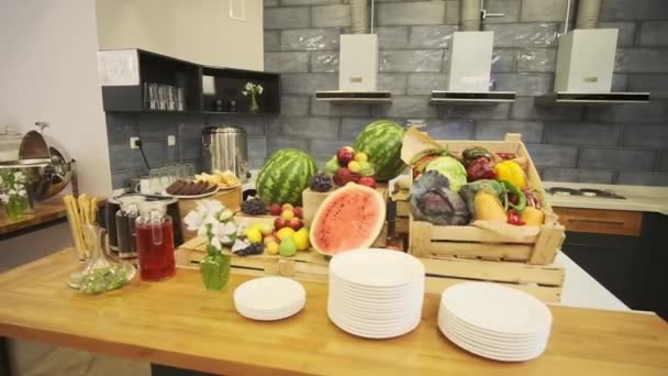 Table Petit Déjeuner Dans Petit Hôtel Fruits Pastèques Bananes Ralenti — Video