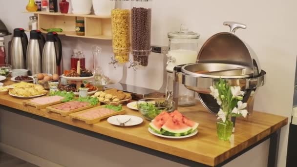 Piccolo Hotel Viene Allestito Tavolo Colazione Salsicce Yogurt Insalate Salse — Video Stock