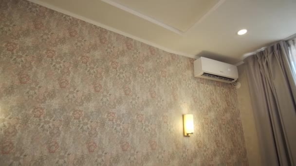 Çift Kişilik Yataklı Küçük Rahat Bir Otelde Oda Kimse Yok — Stok video