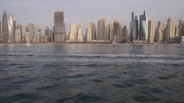 Kilátás Egy Privát Jacht Felhőkarcolók Dubai Tengerparton Lassú Mozgás — Stock videók