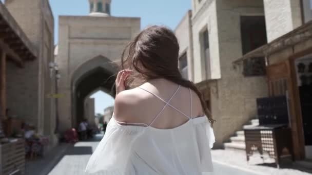 Молода Жінка Протікаючим Волоссям Світло Білому Сараї Сандалі Проходить Через — стокове відео