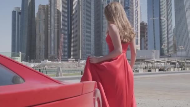 Дорогое Красное Спортивное Авто Медленно Едет Песку Дубайского Пляжа Рядом — стоковое видео