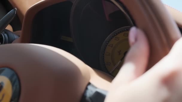 Młoda Kobieta Prowadzi Drogi Sportowy Samochód Zwolniony Ruch — Wideo stockowe