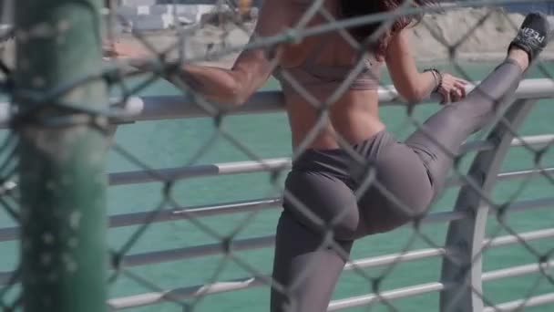 Ung Atletisk Kvinna Med Långt Hår Leggings Och Top Gör — Stockvideo
