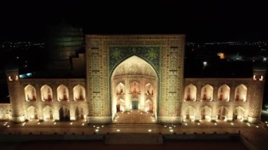 Aydınlanmış Registan kompleksinin insansız hava aracı panoraması, Semerkant, Özbekistan. Hava Görünümü, Yavaş Hareket.