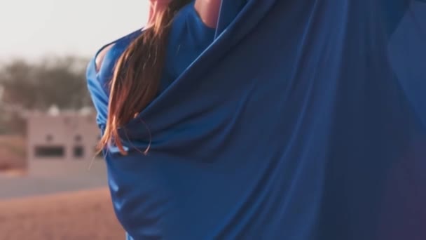 Seorang Wanita Muda Dengan Rambut Yang Mengalir Dengan Gaun Biru — Stok Video