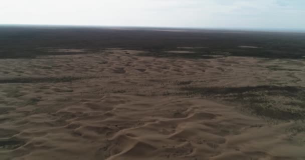 Dronn Πετά Πάνω Από Τους Αμμόλοφους Της Ερήμου Μια Συννεφιασμένη — Αρχείο Βίντεο