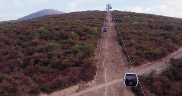 Die Drohne Fliegt Über Die Kabinen Der Bergbahn Fuße Des — Stockvideo