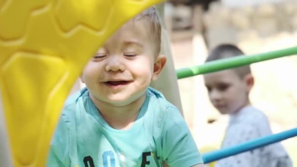 Kis Mosolygós Fiú Anyjával Játszik Játszótéren Lassú Mozgás Közelkép — Stock videók