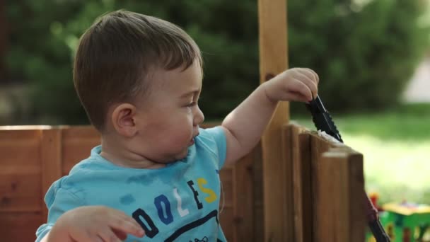 Ein Kleiner Europäischer Junge Spielt Sommer Auf Der Straße Mit — Stockvideo