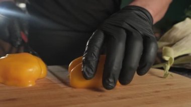 Şef mutfak bıçağıyla tahtayı keserken sarı dolma biber kesiyor. Kapat, Yavaş Hareket.