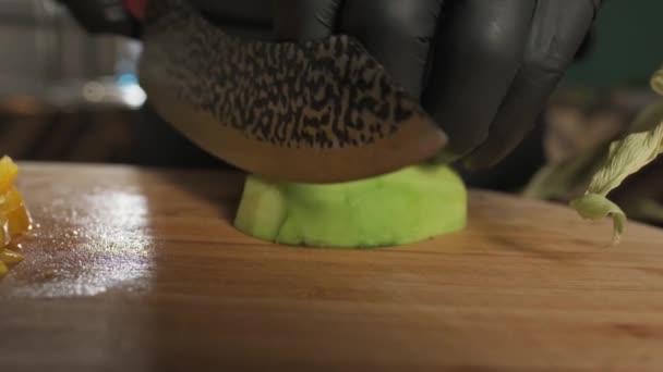 Chef Schneidet Avocado Mit Küchenmesser Auf Schneidebrett Zeitlupe Nahaufnahme — Stockvideo