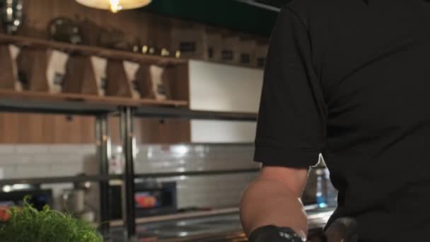 Chef Lanza Atrapa Cuchillo Grande Cocina Moción Lenta — Vídeo de stock