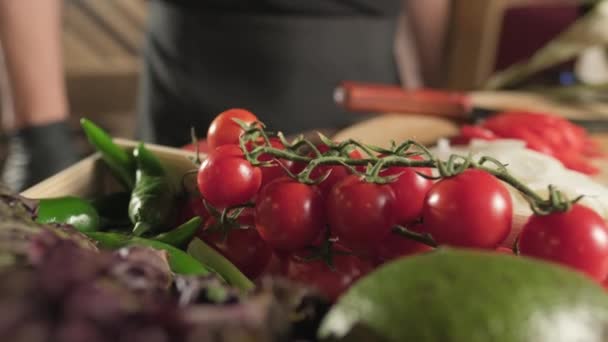 Szef Kuchni Trzyma Ręku Pomidory Kuchni Slow Motion Zbliżenie — Wideo stockowe
