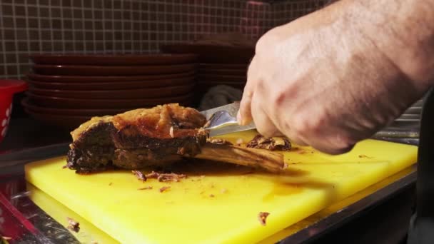 Szef Kuchni Kroi Gotowane Kawałki Mięsa Pilaf Nożem Desce Krojenia — Wideo stockowe