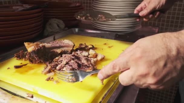 Chef Corta Carne Cocida Con Cuchillo Una Tabla Cortar Pone — Vídeos de Stock