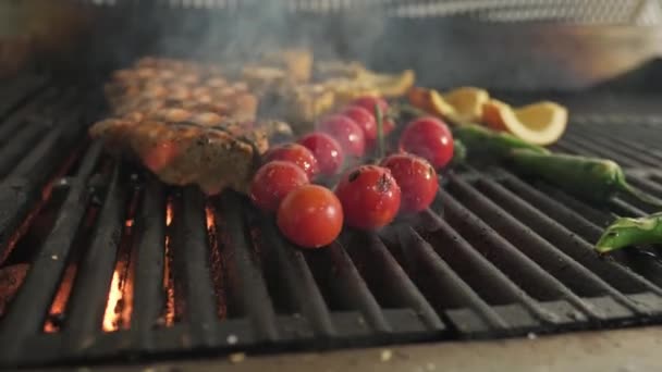 Auf Dem Grillrost Mit Offenem Feuer Werden Fischstücke Tomaten Und — Stockvideo