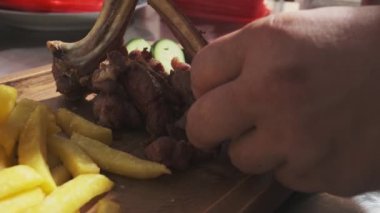 Şef tahtada et, patates, ot, domates ve sebze servis ediyor. Yavaş Hareket, Kapat.