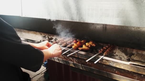 Producător Kebab Întoarce Kebaburi Pui Carne Ficat Legume Prăjite Grătar — Videoclip de stoc