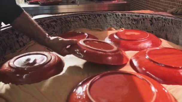 요리사는 필라프 콜드론에 접시를 덮습니다 슬로우 — 비디오