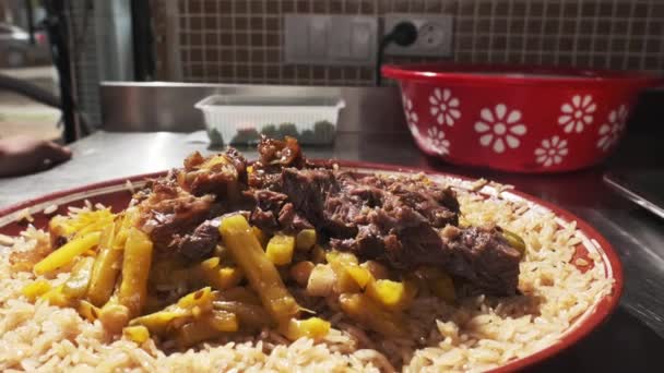 Chef Met Viande Hachée Dans Une Assiette Avec Pilaf Carottes — Video
