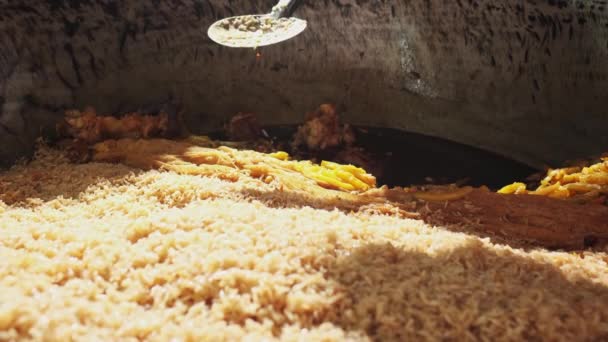 Koki Menempatkan Nasi Dengan Sendok Miring Piring Dari Kaldron Besar — Stok Video