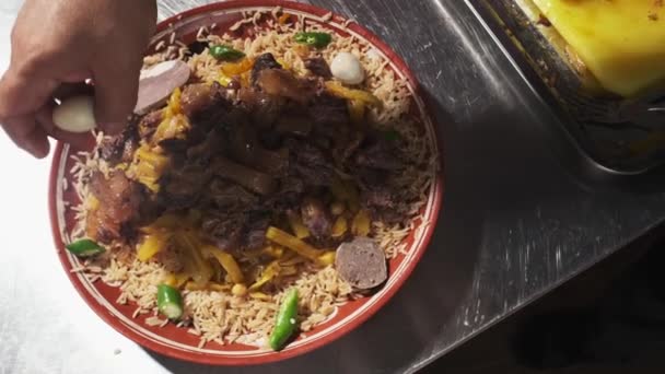 Servierteller Mit Usbekischem Pilaf Mit Reis Fleisch Und Karotten Zeitlupe — Stockvideo