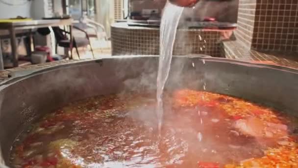 Chef Mistura Sopa Carne Com Legumes Grande Caldeirão Com Uma — Vídeo de Stock