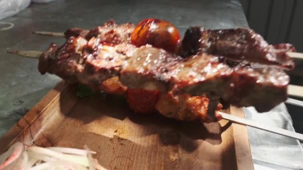 Chef Kok Serveert Kebab Met Kip Cape Lever Een Houten — Stockvideo