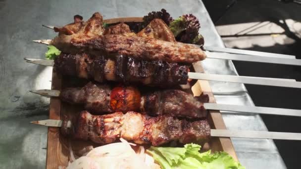 Camarero Muestra Una Bandeja Madera Con Pollo Carne Kebabs Hígado — Vídeo de stock