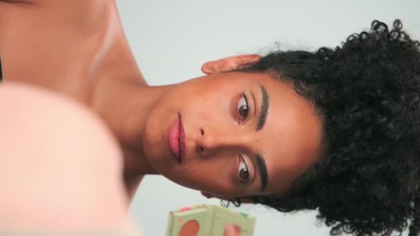 Maquillaje Profesional Maestro Aplica Pintura Modelo Joven Con Pelo Rizado — Vídeo de stock