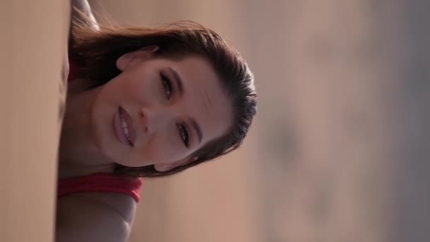 Seorang Wanita Muda Cantik Dengan Gaun Merah Terang Terletak Atas — Stok Video