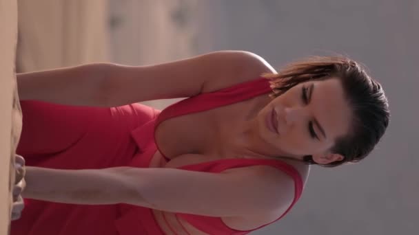 Kırmızı Elbiseli Genç Bir Kadın Bir Kumulun Kumunda Diz Çöküyor — Stok video