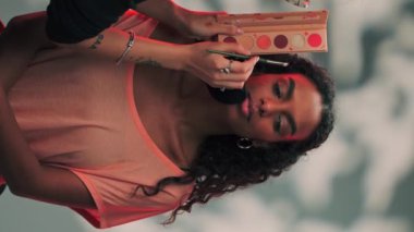 Dubai, BAE - 6 10 2023: genç esmer bir kadının göz kapaklarını boyaması. Yavaş Hareket.