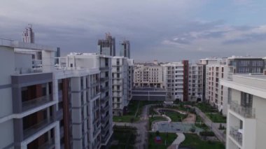 Bir İHA yeni inşa edilmiş yüksek binaların üzerinde uçuyor. Hava Görünümü.
