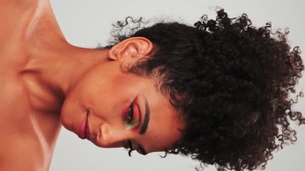 Vertikalt Porträtt Ung Leende Modell Med Lockigt Hår Afro Stil — Stockvideo